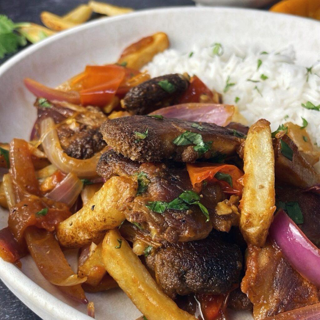 Lomo saltado peruano vegano de melena de león